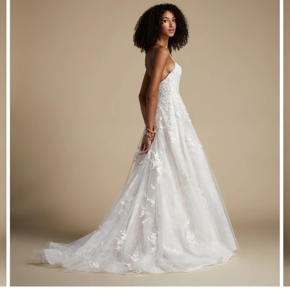 NWOT Romantic a-line Wedding dress unaltered - Picture 3 of 8